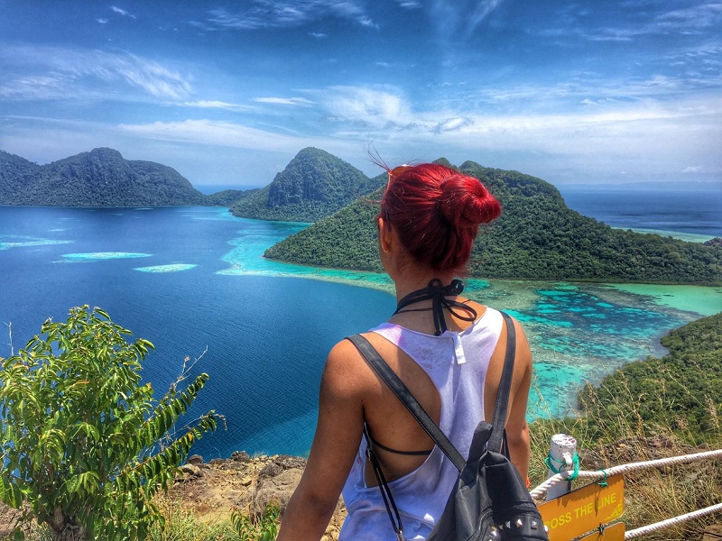 Pelancong selfie di atas puncak Bohey Dulang