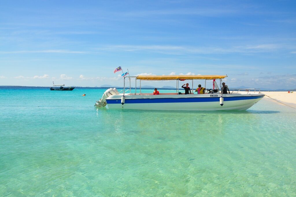 Bot pelancong bersiap untuk island hopping di jeti Semporna