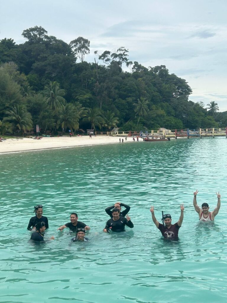 Pelancong snorkeling di Taman Laut Pulau Perhentian