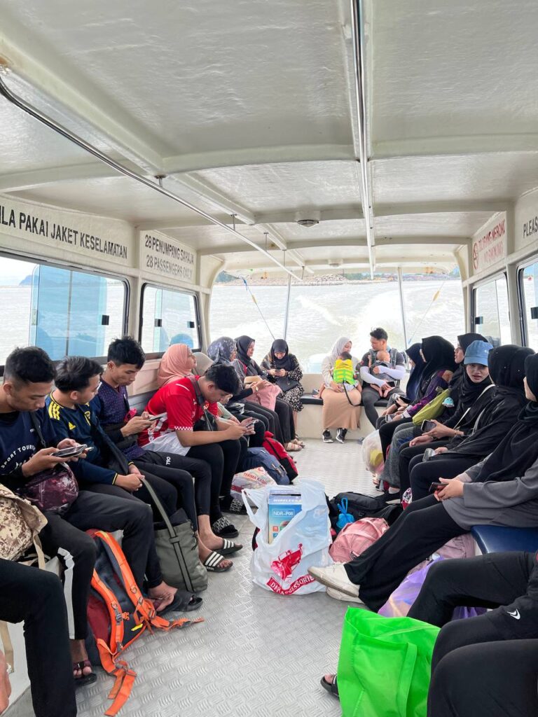 Bot laju membawa pelancong ke Perhentian dari jeti Kuala Besut