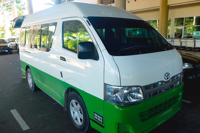 Pengangkutan pelancong menggunakan van dari Airport Tawau ke jeti Semporna