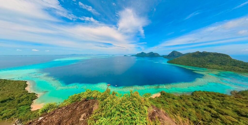 Pemandangan Pulau Bohey Dulang dari atas bukit